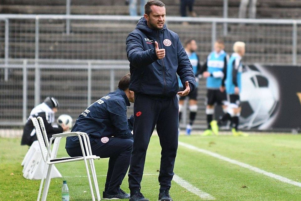 Zum Weggucken oder Daumen hoch? Die Startphase in Offenbach ließ für Mainz-05-Trainer Bartosch Gaul Schlimmes vermuten, doch Durchgang zwei sorgte in den Reihen der U23 für Begeisterung.