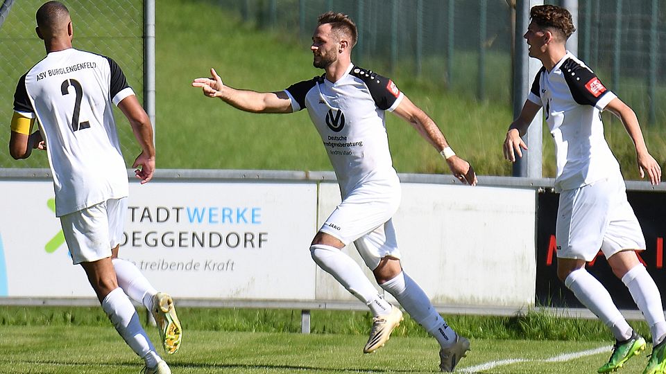Pistolen-Jubel: Freude und Erleichterung herrscht bei 2:0-Torschütze Benjamin Epifani und seinem ASV Burglengenfeld nach dem unerwarteten Auswärtstriumph beim TSV Seebach.