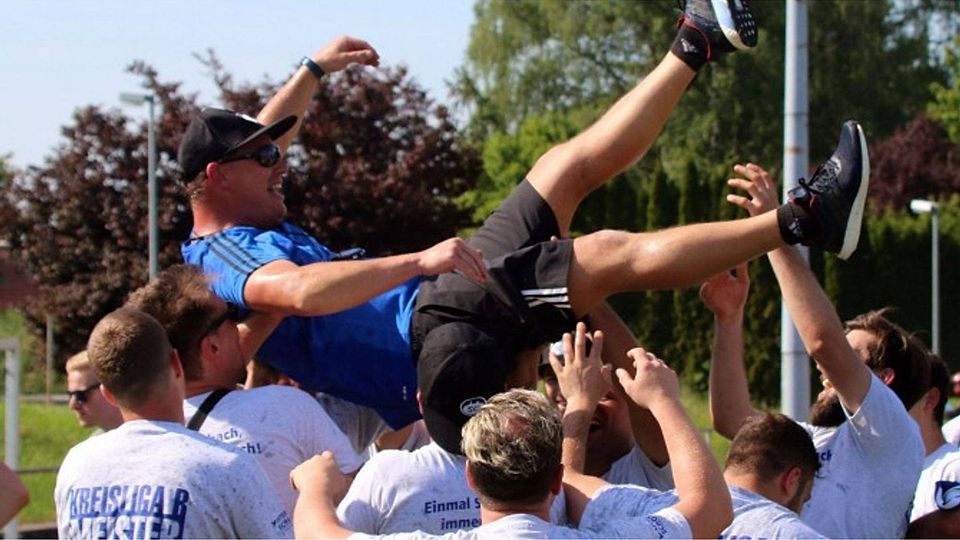 Die Spieler des SC Steinbach lassen ihren Trainer Andreas Kurz hochleben.  Foto: Hartmut Ruffer