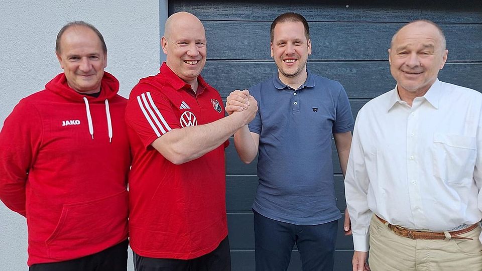 Hand darauf: Philipp Strauß (Zweiter von rechts) übergibt den Staffelstab an Claus Pirkenseer (Zweiter von links). Es freuen sich Co-Trainer Claus Alkofer (links) und Vorstand Franz Schöppl (rechts).
