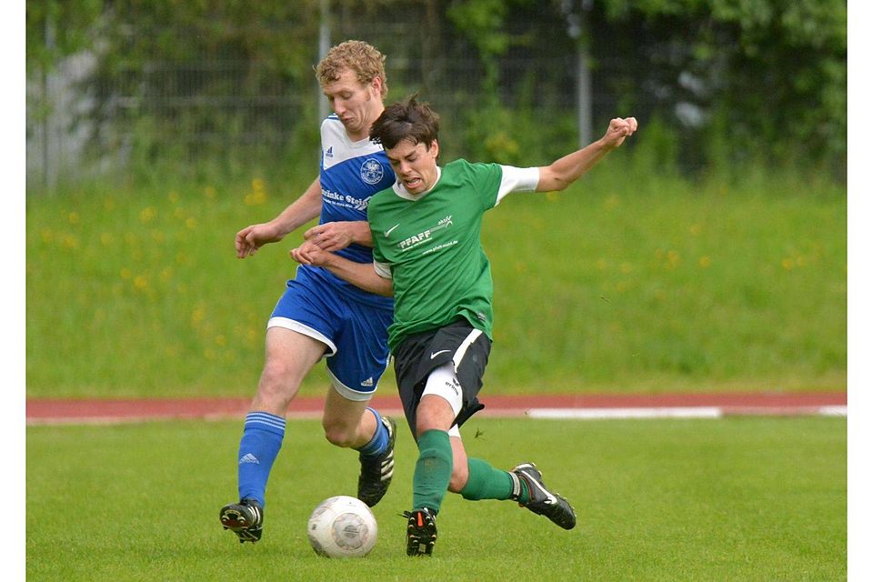 Großer Kampf: Der SV Gebrazhofen (blaue Trikots) unterliegt dem TSV Röthenbach (grüne Trikots) mit 2:4. Foto: Florian Wolf