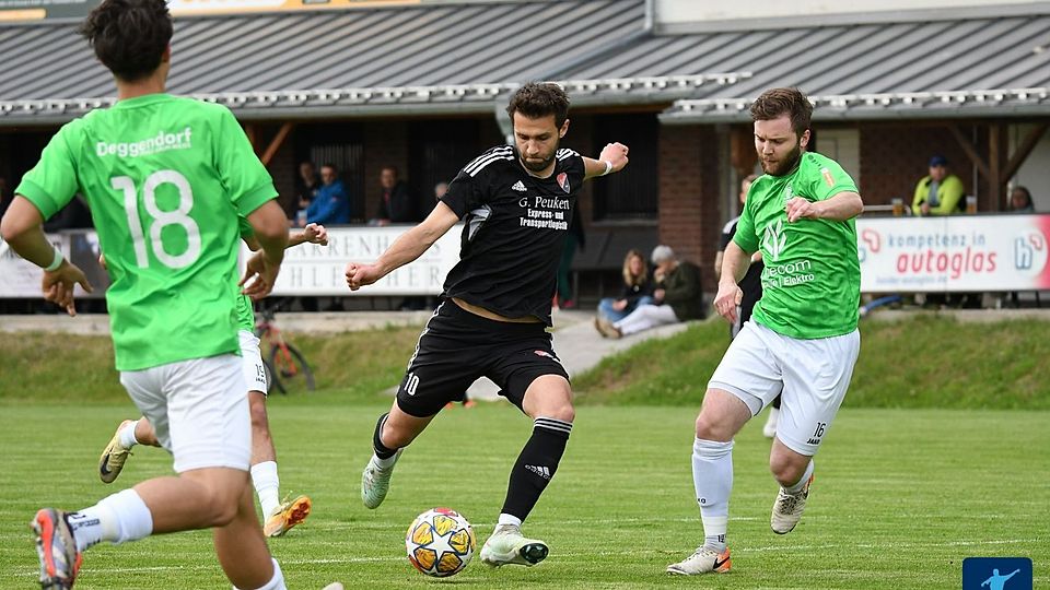 Im Derby geht's natürlich (sportlich) zur Sache - neben dem Platz schätzt man den jeweils anderen Verein und dessen Vertreter.