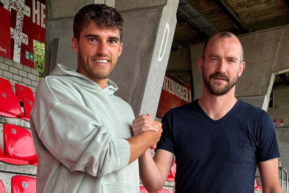 Marius Uhl (li.) wird von Sportdirektor Sebastian Neumann am Dallenberg begrüßt. 