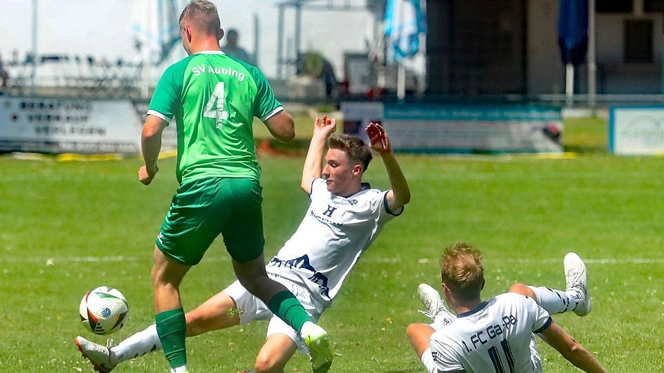 Angriff unterbunden: Der Ex-Murnauer Lukas Pfefferle räumt vor der Abwehr des 1. FC auf.