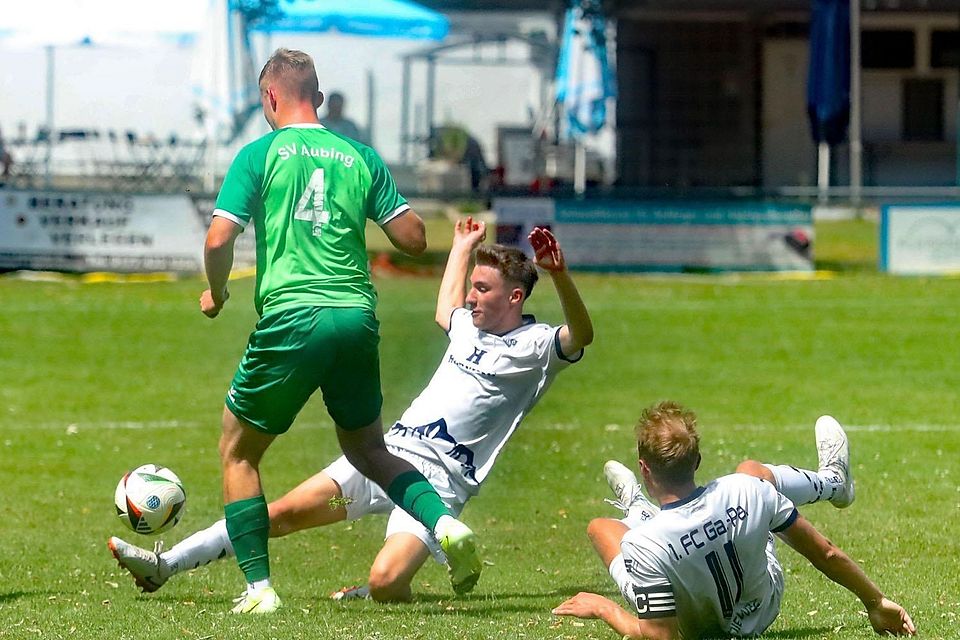 Angriff unterbunden: Der Ex-Murnauer Lukas Pfefferle räumt vor der Abwehr des 1. FC auf. Angriff unterbunden: Der Ex-Murnauer Lukas Pfefferle räumt vor der Abwehr des 1. FC auf.