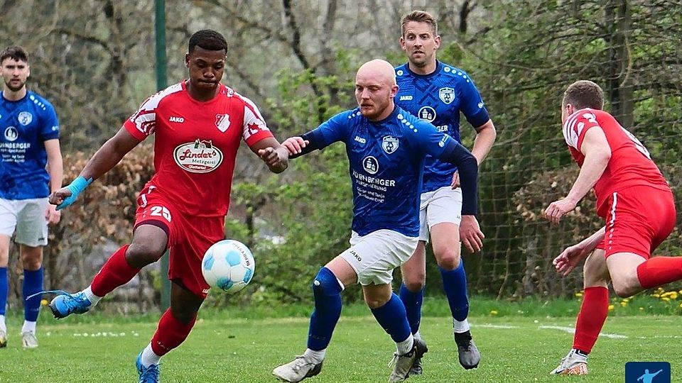 Da wird sich nichts geschenkt: Die Partie zwischen der SG Simonswald/Obersimonswald (blaue Trikots) und dem SV Rot-Weiss Glottertal endete fast traditionell torreich mit 5:4.