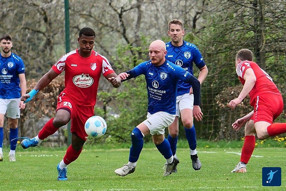 Da wird sich nichts geschenkt: Die Partie zwischen der SG Simonswald/Obersimonswald (blaue Trikots) und dem SV Rot-Weiss Glottertal endete fast traditionell torreich mit 5:4.