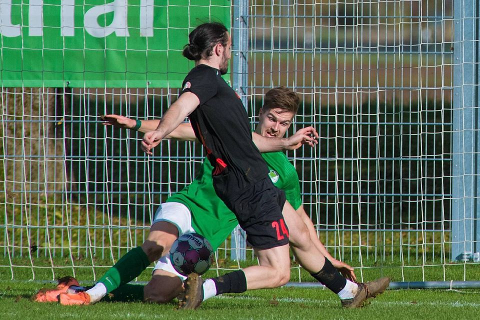Der zweifache Torschütze des TSV Brunnthal, Jakob Klaß (im grünen Trikot), vereitelt hier eine Riesenchance des Unterföhringers Sahin Bahadir.