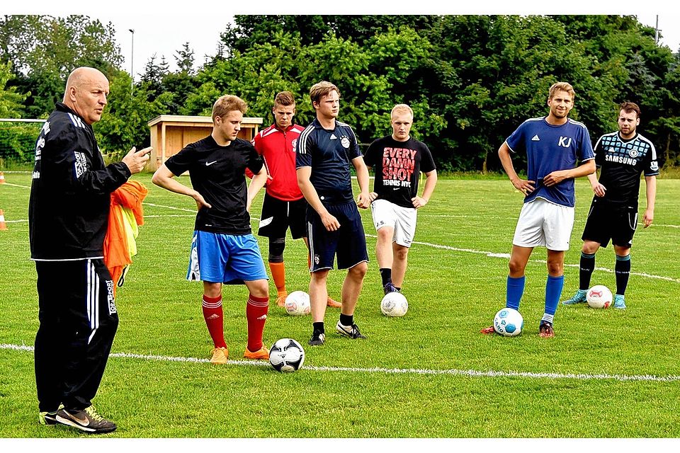 Karl Müller bittet zum Training: Der SG-Trainer (li.) mit den Spielern der SG Langenhorn-Enge. Foto: pu
