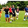 Karl Müller bittet zum Training: Der SG-Trainer (li.) mit den Spielern der SG Langenhorn-Enge. Foto: pu