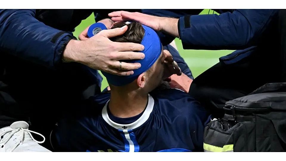 Immer noch bekannte Bilder aus dem Profibereich, doch wie denken drei heimische Fußballtrainer über Kopfverletzungen im Fußball? (Symbolbild) © Arne Dedert/dpa