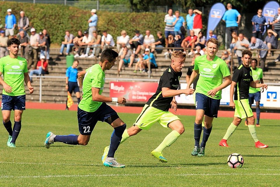 Empfangen Brackenheim: Die Spieler des FC Viktoria Backnang (grüne Trikots). F: Bernd Wolf