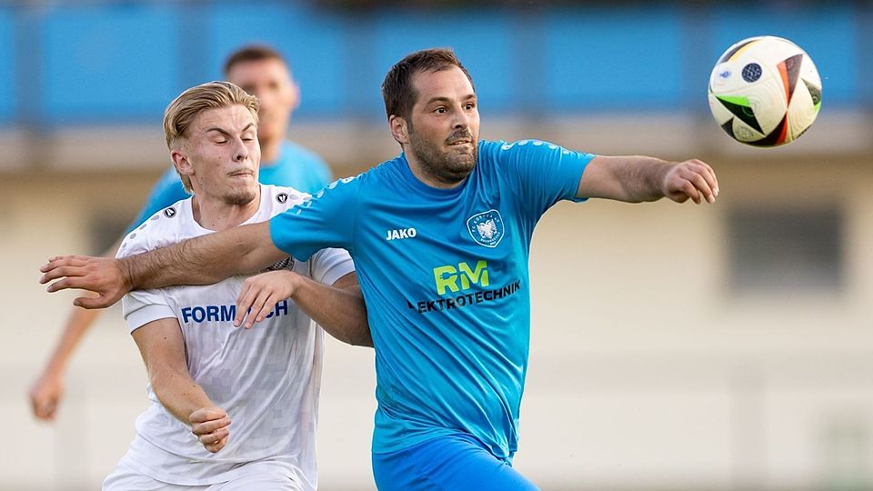 Denis Molliqaj (rechts) und der FC Kosova Regensburg hoffen auswärts auf Zählbares.