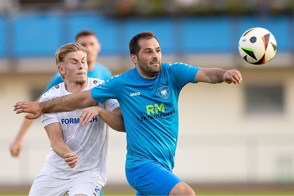 Denis Molliqaj (rechts) und der FC Kosova Regensburg hoffen auswärts auf Zählbares.