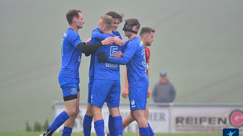 Geht als Tabellenführer der Kreisliga Passau ins neue Jahr: Die DJK Eberhardsberg hat im Novembernebel den Überblick behalten und das abschließende Spiel gegen Straßkirchen mit 4:1 gewonnen.