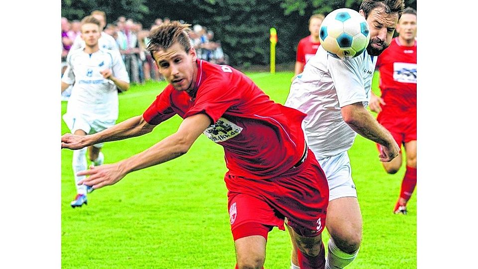 Schafhausen ? Dremmen 0:1: Sebastian Kranz (rechts) setzt sich gegen Willy Steitz in der Dremmenern Abwehr rustikal durch, kommt aber nicht zum Torschuss. Foto: Karl-Heinz Hamacher