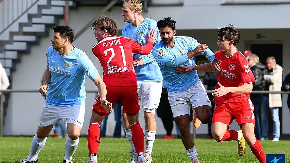Kutluhan versucht sich gegen zwei Spieler durchzusetzen