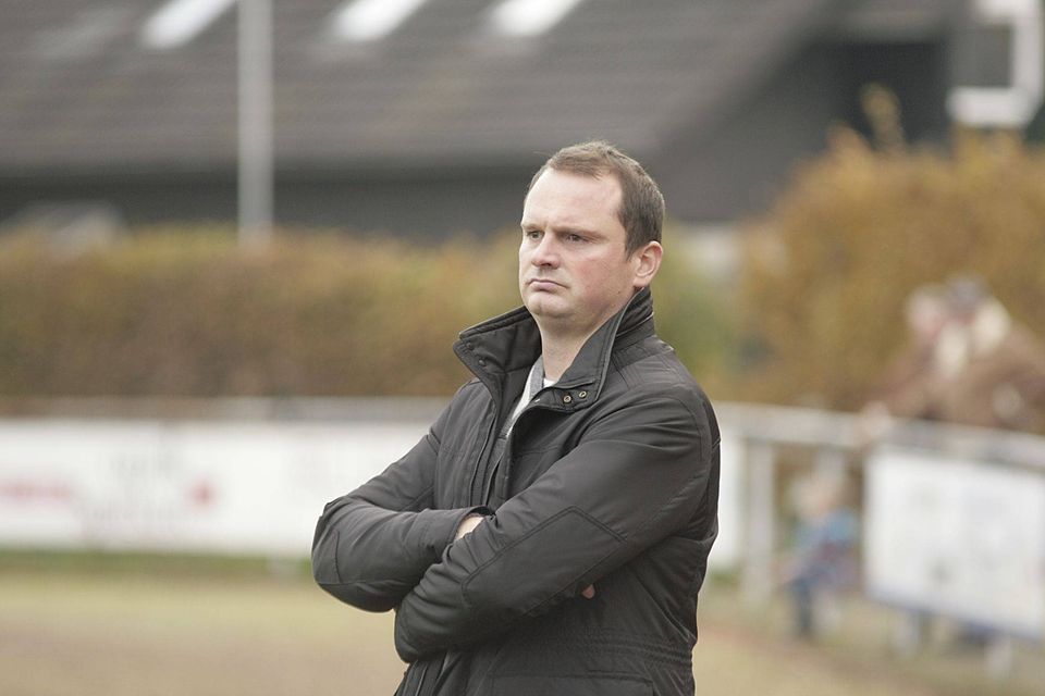 Steht im Fokus vieler Geschichten: HSV-Trainer Marc Kespohl ist aktuell Trainer beim Hövelhofer SV. Er kennt sich aber auch beim Derbygegner VfB Schloß Holte bestens aus. F: Heinemann