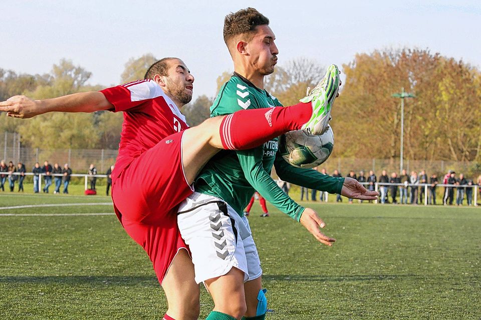 Und hoch das Bein: Artistisch attackiert der Phönixer Onur Kayabasi (links) Abdullah Sahin vom VfB II.Jürgensen