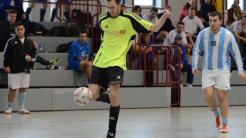 F: Christian Hedler Favoriten unter sich: Danilo Thiede (SV Riede) beim Torschuss, beobachtet von Ömer Faruk Bal (1. FC Schauenburg)