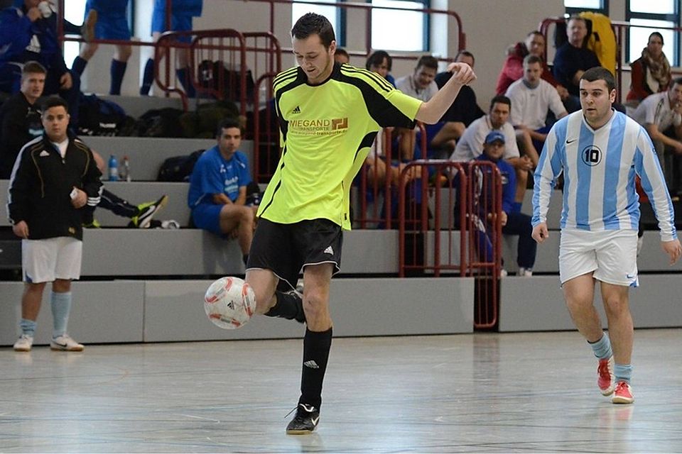 F: Christian Hedler Favoriten unter sich: Danilo Thiede (SV Riede) beim Torschuss, beobachtet von Ömer Faruk Bal (1. FC Schauenburg)