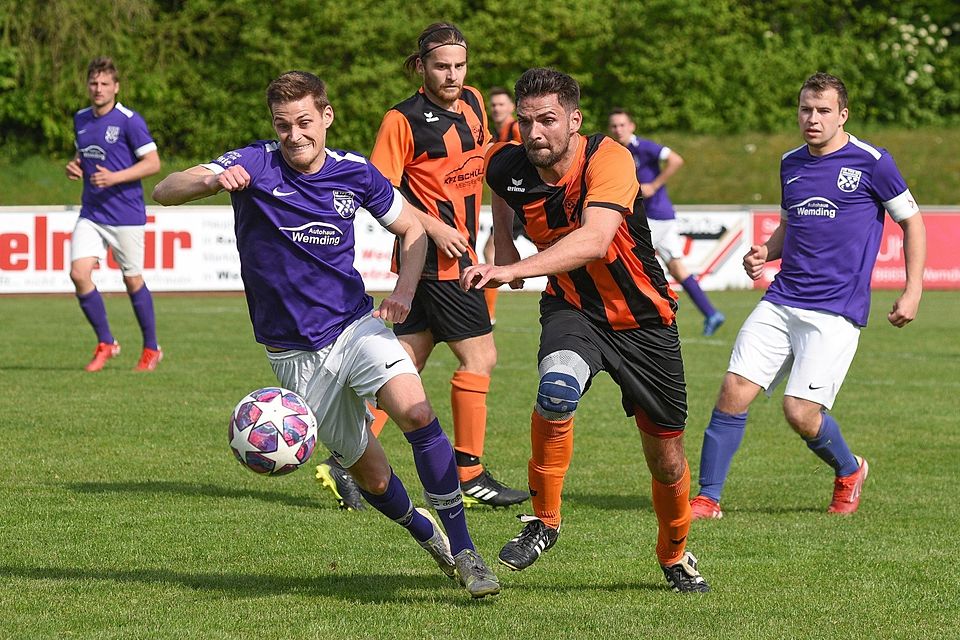 Vergeblich versuchte Daniel Langer (links), mit dem TSV Wemding die Mahinger abzuhängen. Das Spitzenspiel gewann der FCM.