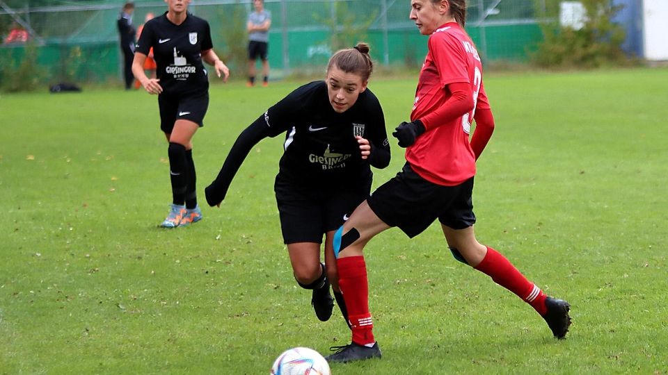 Zu oft den Schritt zu spät kamen die Bezirksoberliga-Fußballerinnen des MTV Dießen um Nele Baur (r.) in dieser Saison. Einen Spieltag vor Schluss steht der Abstieg fest.