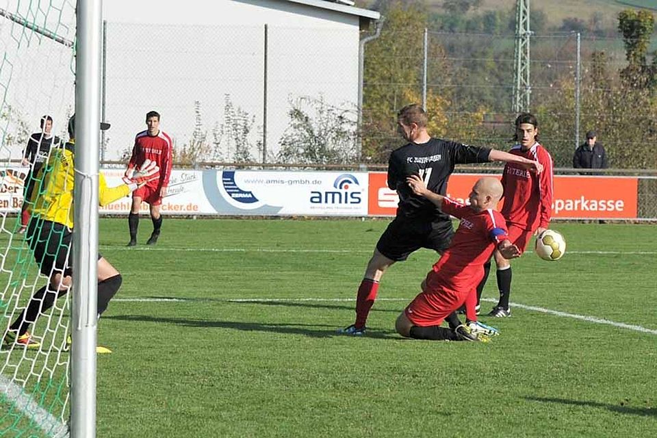 Viernheims Defensive (rot) sollte sich am Samstag möglichst schadlos halten, um den TSV Buchen zu schlagen Foto: Siegfried Lörz