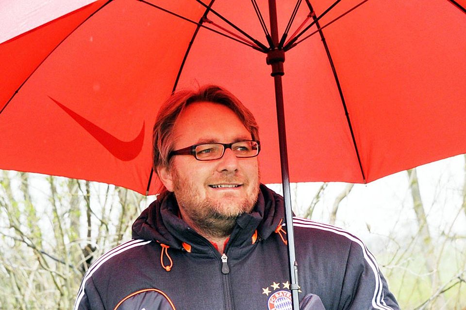 Kicklingens Trainer Peter Aust, dass er nach dem Duell mit dem TSV Burgau nicht im Regen steht.   F.: Karl Aumiller