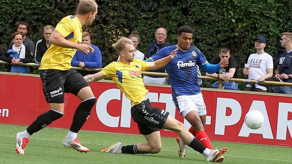 Tyler Körting (SV Todesfelde) klärt beim 2-0-Sieg im Spitzenspiel gegen Ikem Ugoh (Holstein Kiel II).