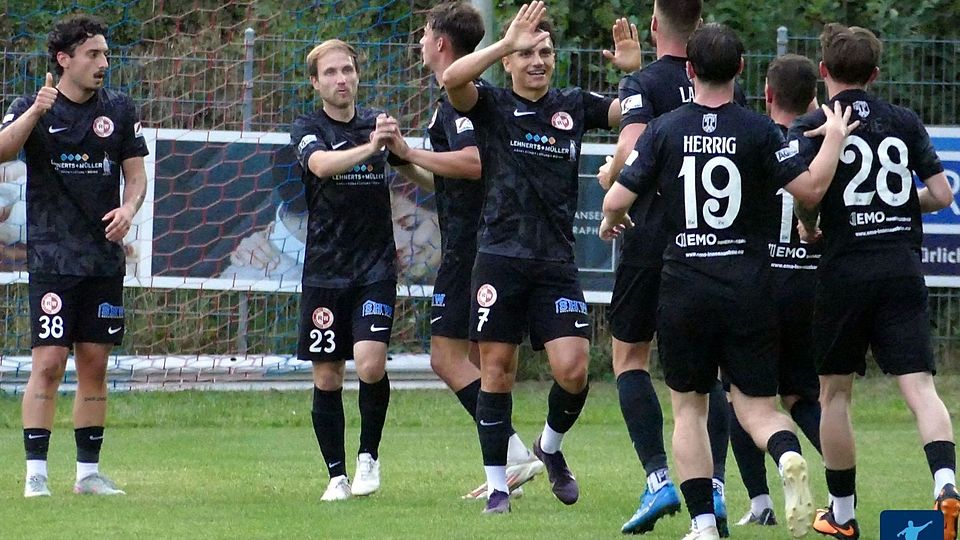 Mit einem souveränen 4:1 beim Bezirksligisten SG Ruwertal/Gutweiler haben sich Mohammad Rashidi (Mitte) und der SV Rot-Weiss Wittlich fürs Derby gegen Eintracht Trier II warmgeschossen. 