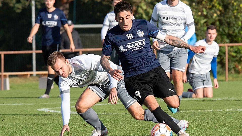 Ein Top-Transfer für den FC Schlicht: Vom Stadtrivalen FV Vilseck konnte man dessen Kapitän Daniel Lopez (am Ball) zu sich lotsen.