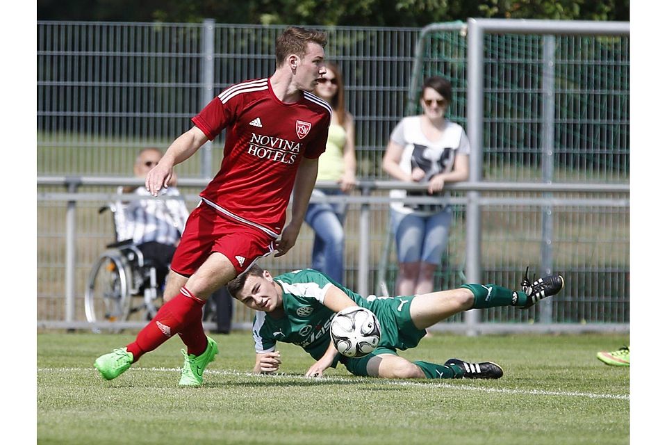 Vor elf Monaten spielte der TSV Neudrossenfeld daheim gegen den TSV Kornburg (Endstand 1:1) – und Claudio Bargenda (am Boden) sah Yanick Uschold enteilen. F: Kolb