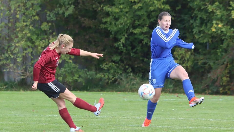 Fußball Saison 2025/26 Bezirksliga Oberbayern Frauen TSV Rott Torschuss von Simone Ambos (links) im Heimspiel gegen den ESV München-Freimann am 18. Oktober 2025