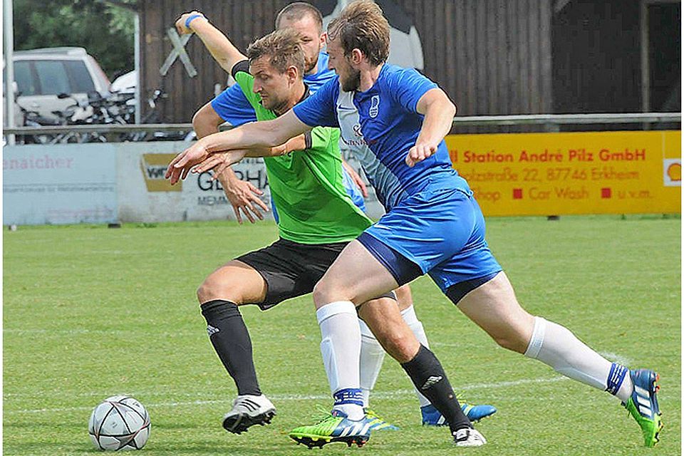 Martin Müller (in blau) und die TG Viktoria Augsburg werden auch gegen den FC Königsbrunn alle Hände voll zu tun haben.  Foto: Karl Rudolf Michel
