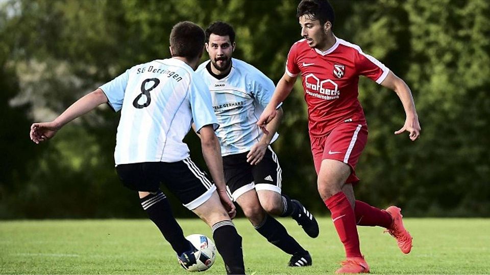 Mit 1:0 gewann die TSG Ehingen (r.) gegen Dettingen. SZ-Foto: mas