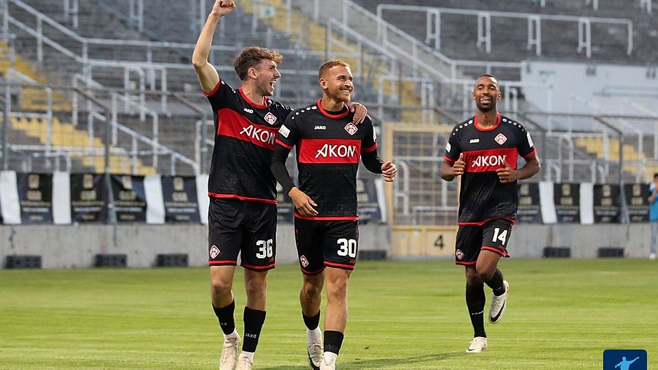 Jubel vor (fast) leeren Rängen: Die Kickers holen sich den Sieg bei Türkgücü München. Das Topspiel der Regionalliga Bayern wollten allerdings nur 375 Zuschauer im Grünwalder Stadion sehen. 