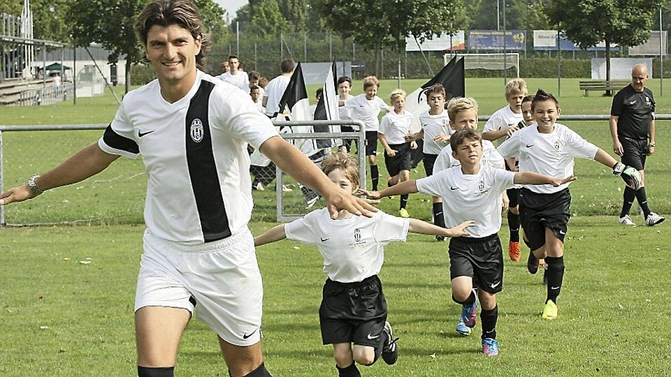 Einlaufen auf italienisch: Juve trainiert Nürnbergs Jugend. F: Müller