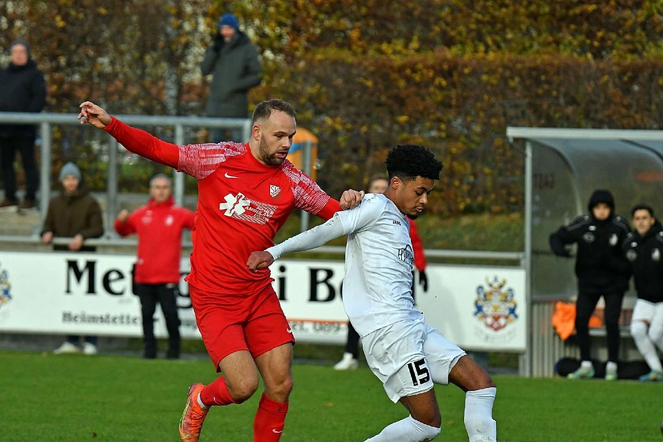 18.11.23 Heimstetten Fußball / SV Heimstetten (rote Trikots) - TSV Schwaben -- SVH Maximilian Gurschke Foto Gerald Förtsch