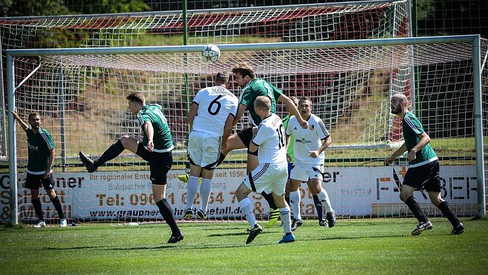 2018 standen sich der ASV Haselmühl (in Grün-Schwarz) und der SC Germania Amberg (in Weiß) in der Kreisliga gegenüber. Nun prallen sie in der Relegation wieder aufeinander.