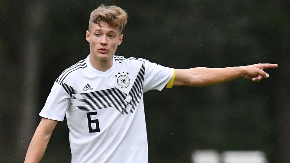 Jahn-Neuzugang Tobias Eisenhuth im Trikot der deutschen U19-Nationalmannschaft.
