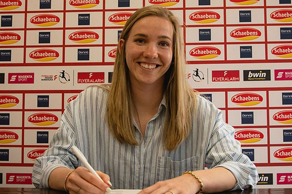 Jasmin Pal unterzeichnet ihren Vertrag bei den Frauen des 1. FC Köln.