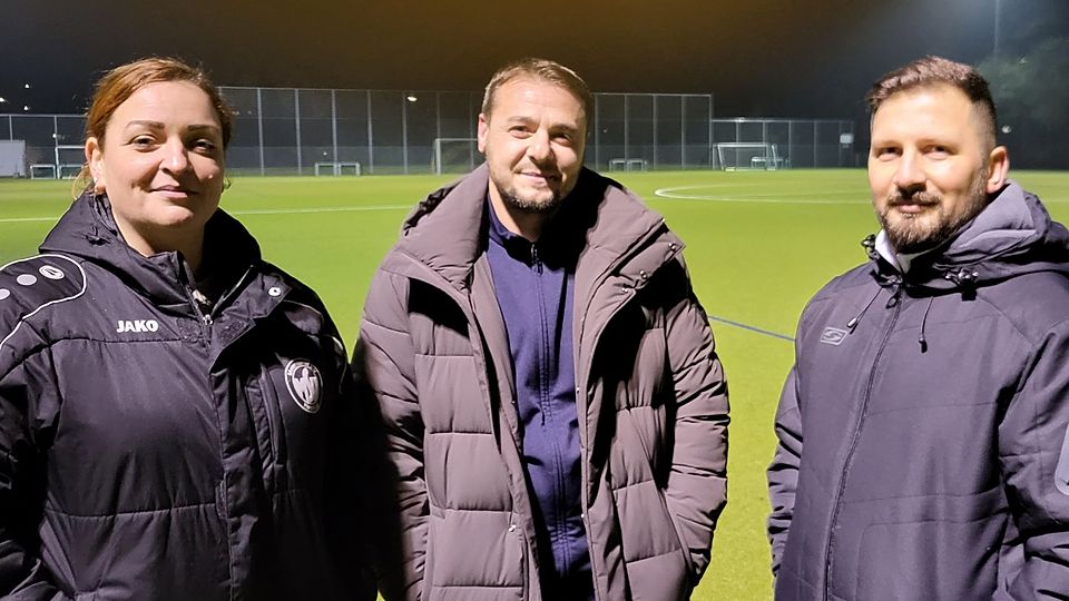 Ligamanager Ervin Kasa (mi.), Koordinatorin der Fußball-Herren Uta Jerasch und Neu-Trainer Dehran Redzepi packen gemeinsam den Turnaround an.