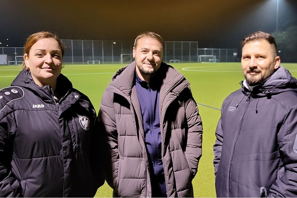 Ligamanager Ervin Kasa (mi.), Koordinatorin der Fußball-Herren Uta Jerasch und Neu-Trainer Dehran Redzepi packen gemeinsam den Turnaround an.