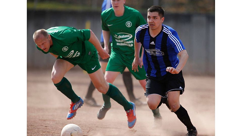 Hier gerät er ins Straucheln, jetzt schmeißt er hin: Dirk Dörner (links im Bild) geht beim FC Freudenberg von Bord.F: Vigneron