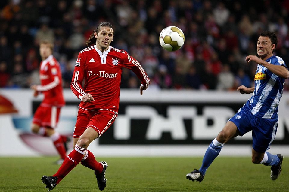 Roman Prokoph (r.) verfolgt Martin Demichelis vom FC Bayern München. Prokoph bescheibt ihn als den härtesten Gegenspieler in seiner Laufbahn.
