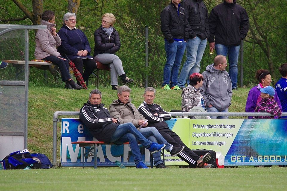 Am Samstag wird Trainer Stefan Wagner (l.)  ein letztes Mal als Bacher Trainer neben Manager Karl-Heinz Bley (Mitte) Platz nehmen.  F: lst