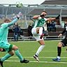 Sehenswerter Treffer: Vichttals Tugay Temel (in Grün) hebt den Ball mit der Hacke über den herausstürmenden Gästekeeper zum 1:0 ins Tor. ⇥Foto: Dagmar Meyer-Roeger