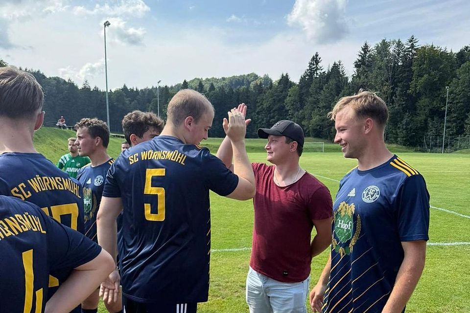 Er fliegt dermaßen unter dem Radar, dass es kaum Bilder von ihm in Action gibt: Matthias Fichtner (re.) zerbombt mit seinen Teamkameraden des SC Wörnsmühl die A-Klasse. Er fliegt dermaßen unter dem Radar, dass es kaum Bilder von ihm in Action gibt: Matthias Fichtner (re.) zerbombt mit seinen Teamkameraden des SC Wörnsmühl die A-Klasse.