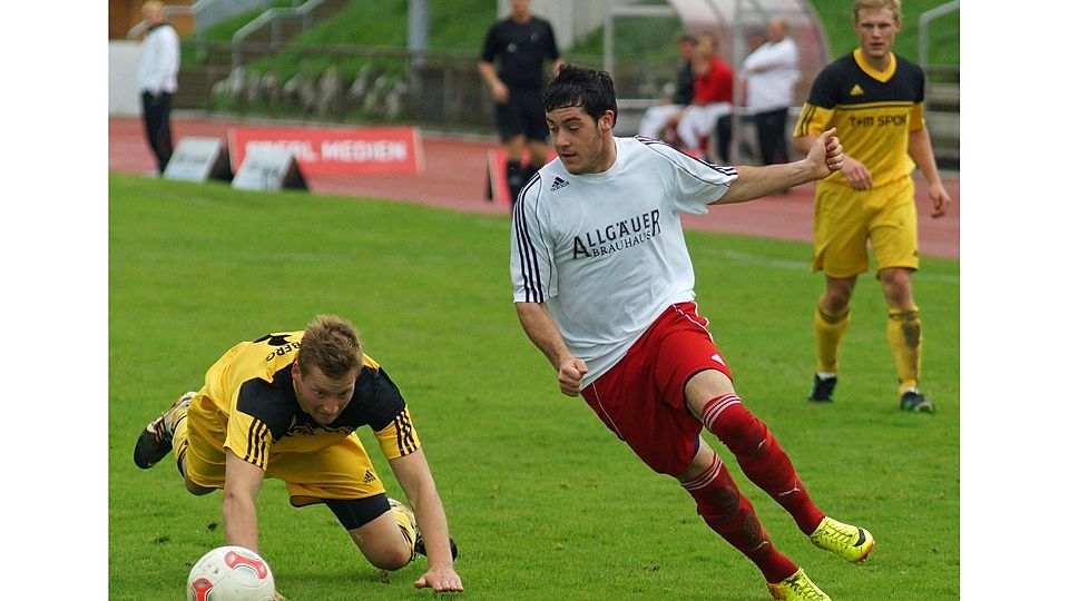 Zuletzt im Tiefflug: Florian Müller (links) von der DJK Seifriedsberg. Der Absteiger muss schauen, dass es nicht weiter abwärts geht.    Foto:Günther Jansen